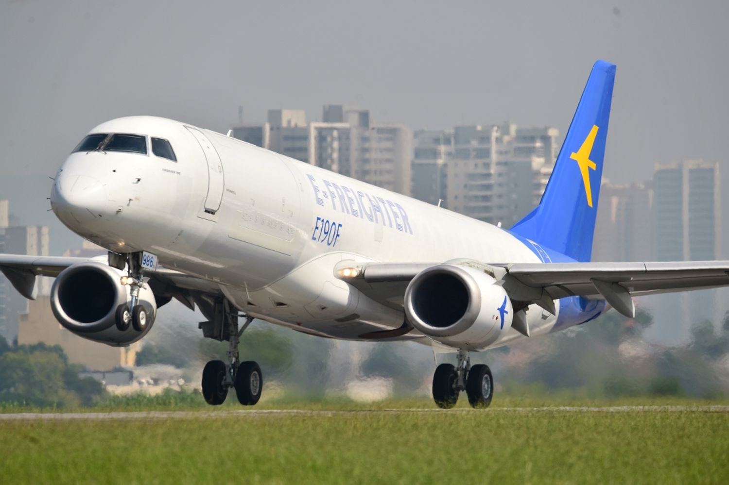 Realizó su primer vuelo el Embraer E190 convertido a carguero