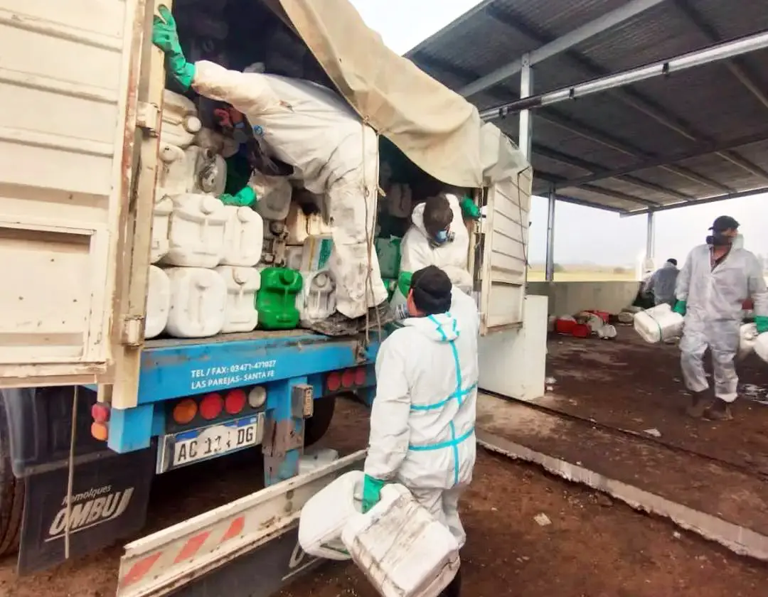 Retiro. De bidones de fitosanitarios del Semar Lobería