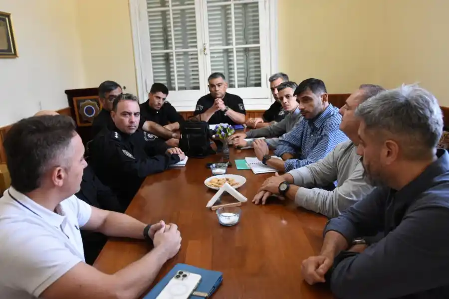 Reunión del Comando Unificado: participó  el subsecretario de  Políticas Preventivas, Facundo Bustos. Además, recibieron a representantes vecinales de barrio 9 de Julio.