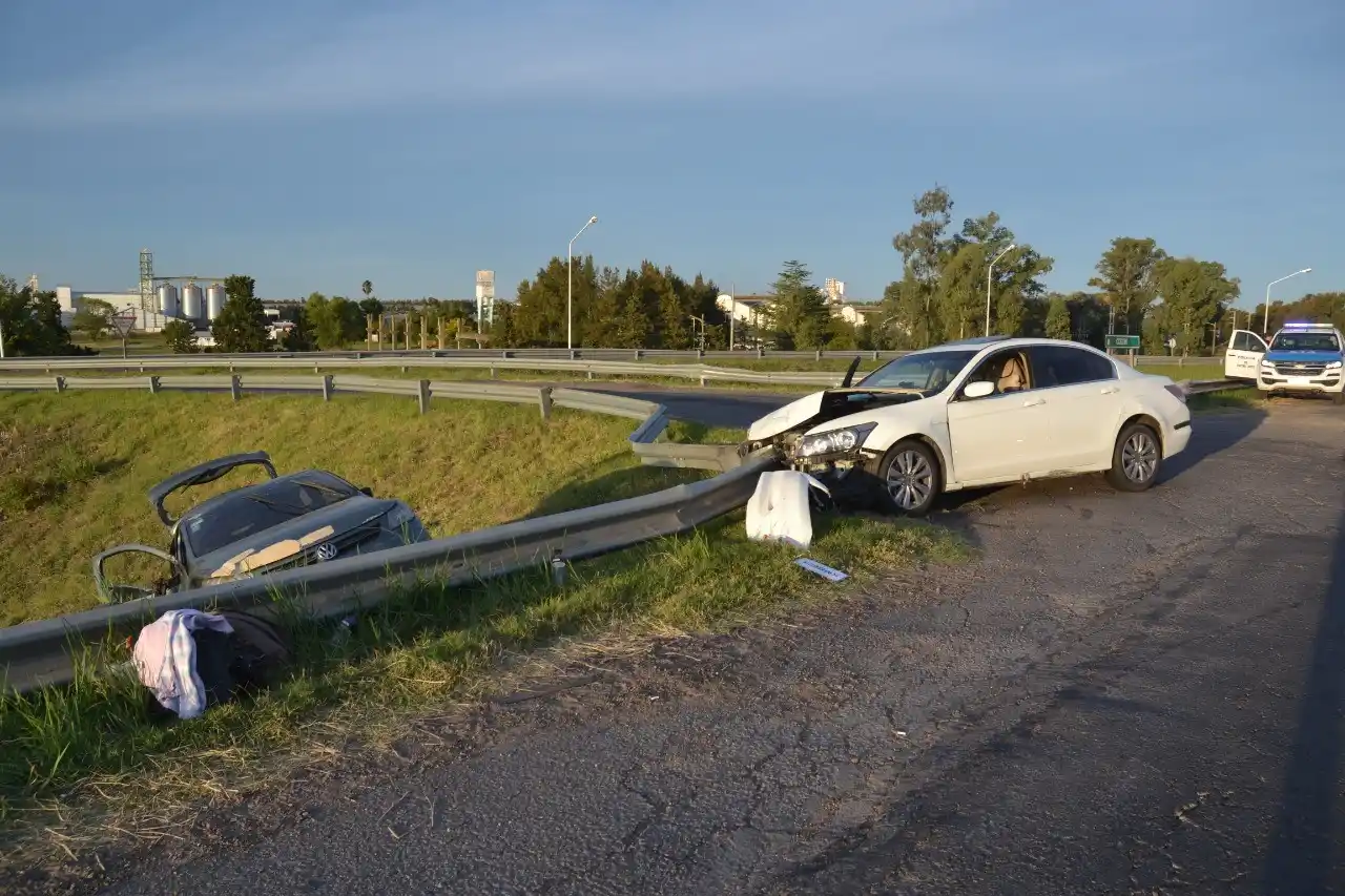 Violento choque en el distribuidor de las rutas 16 y 20 entre turistas