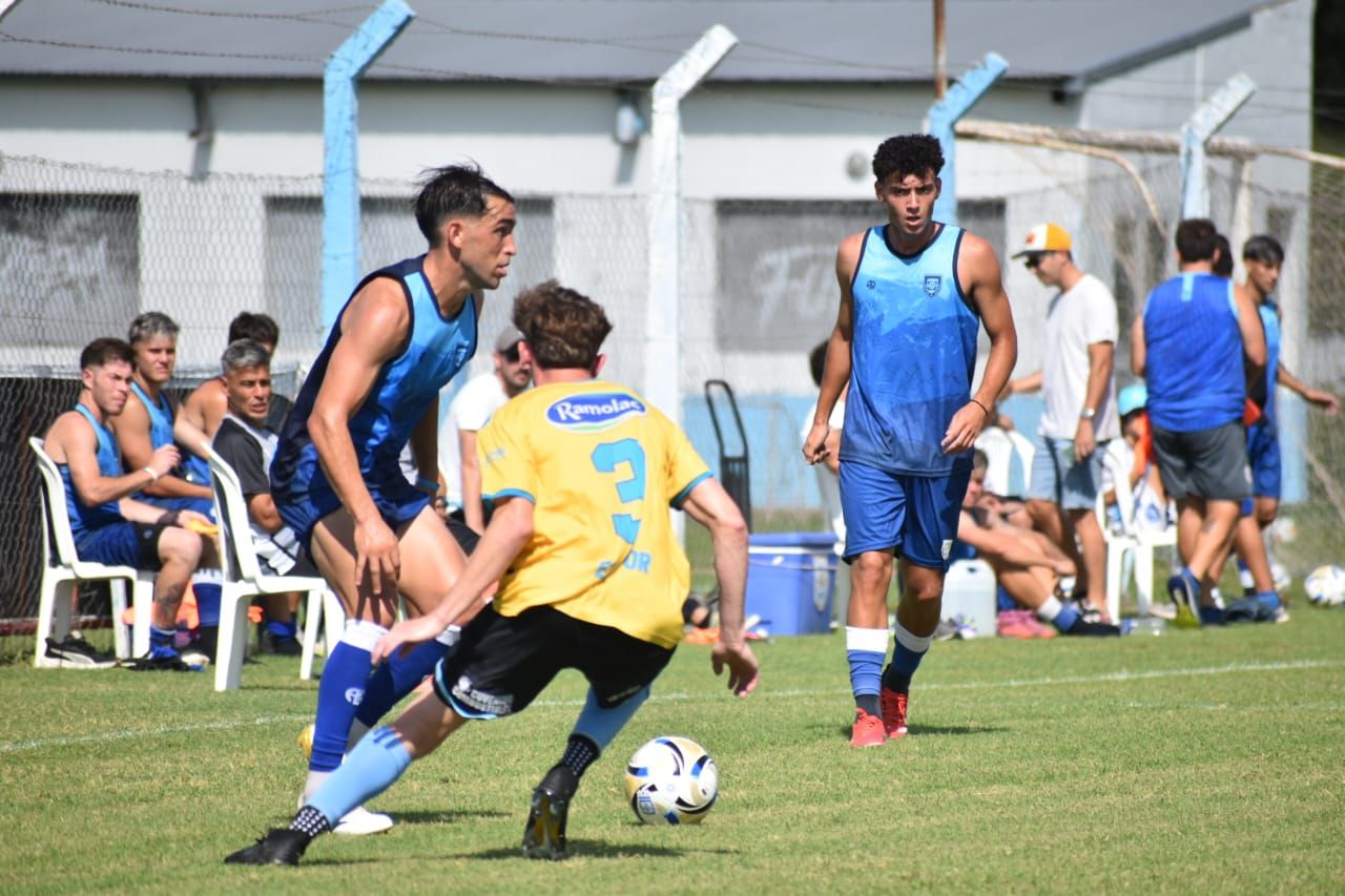 Ijiel Protti y la pelota. Créditos: Prensa AR.