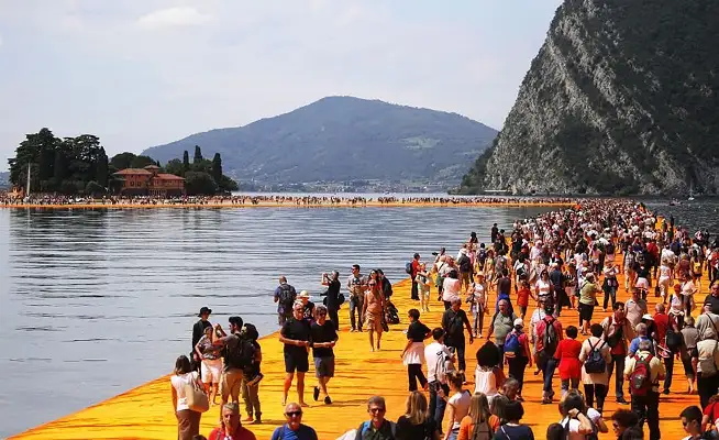 Una obra de arte permite caminar sobre el agua