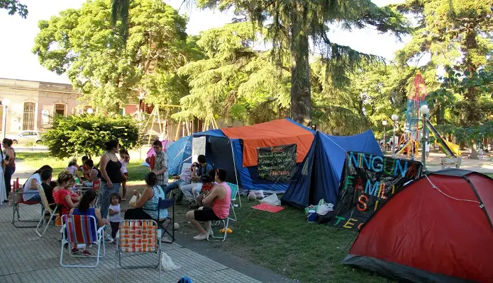 Tras 48 días frente al Municipio, terminó el acampe por viviendas