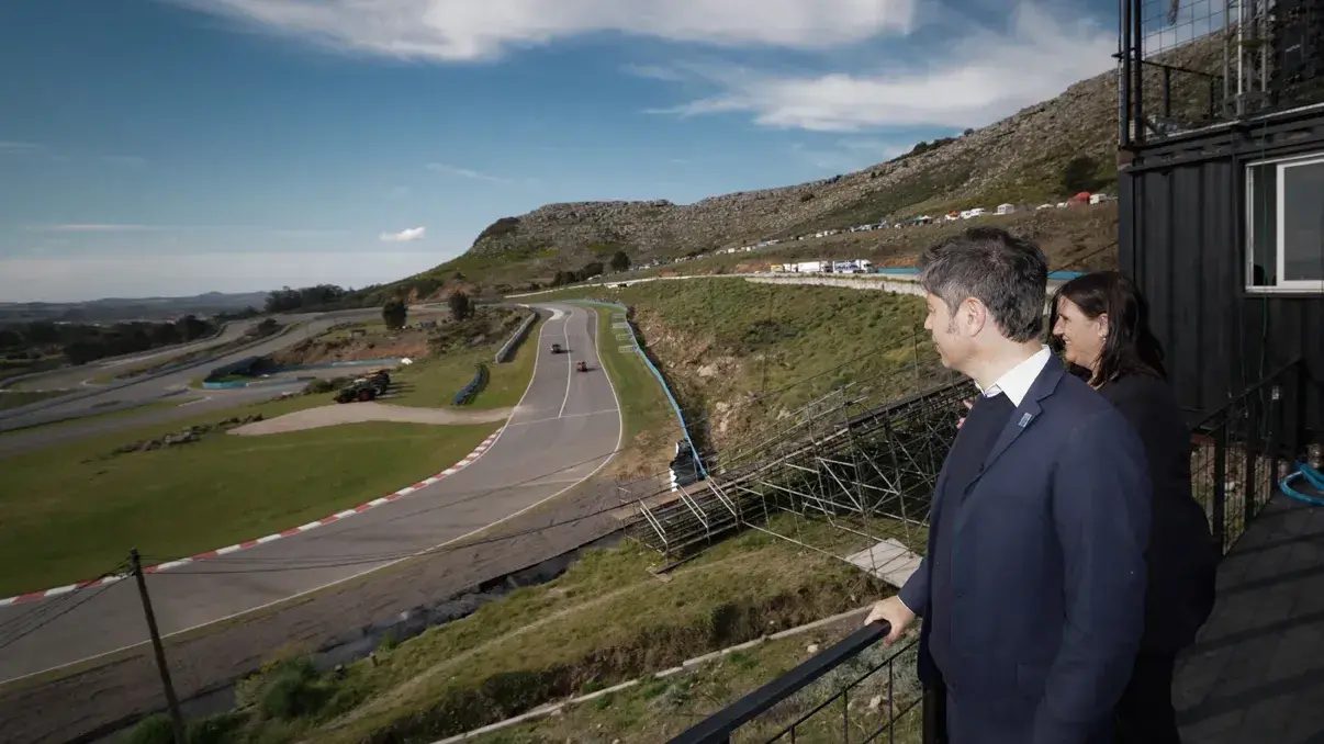 Kicillof recorre las obras realizadas en el autódromo.