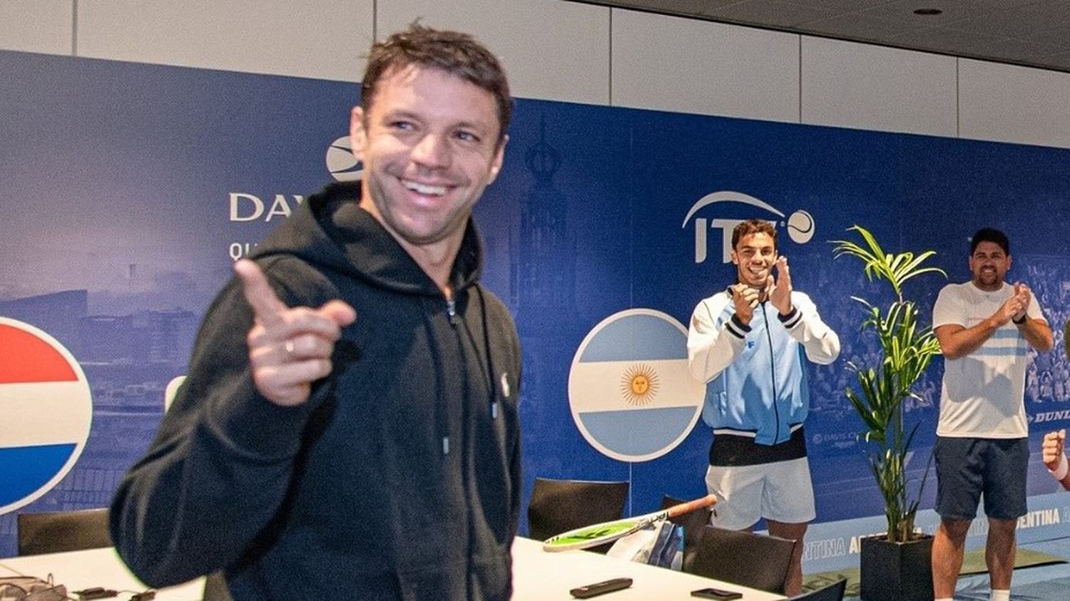 Zeballos se sumó al grupo y fue recibido con una ovación