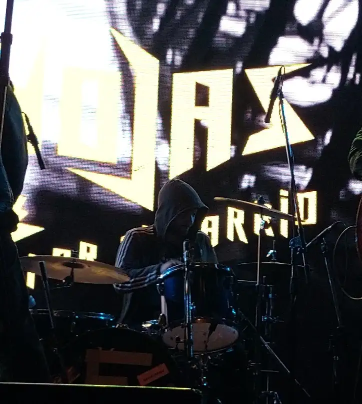 Lautaro es baterista de Hojas por el Barrio (ex Hojas Secas).