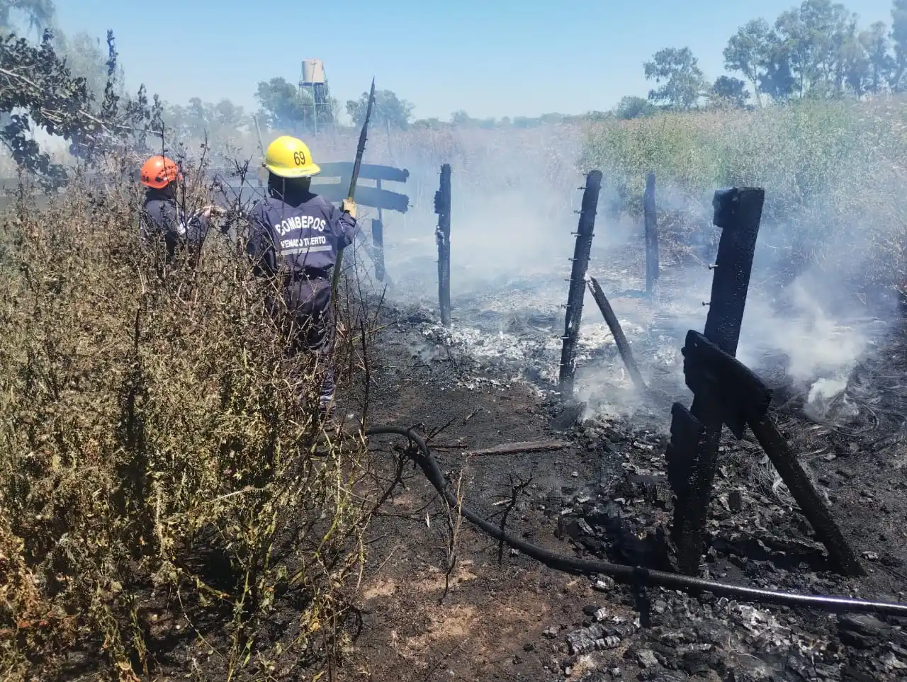 Los bomberos venadenses combatiendo uno de los frentes que se desató en la ciudad. Crédito: Bomberos de Venado Tuerto.