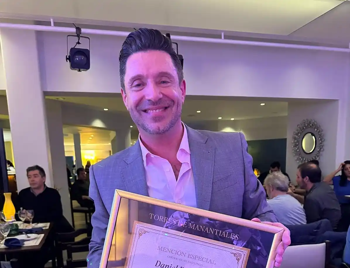 Adrián Caballero recibe la distinción en nombre de Daniel Bertagno