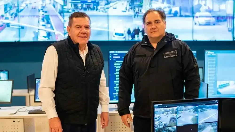 Guillermo Montenegro y Javier Alonso en el Centro de Operaciones y Monitoreo de Mar del Plata.