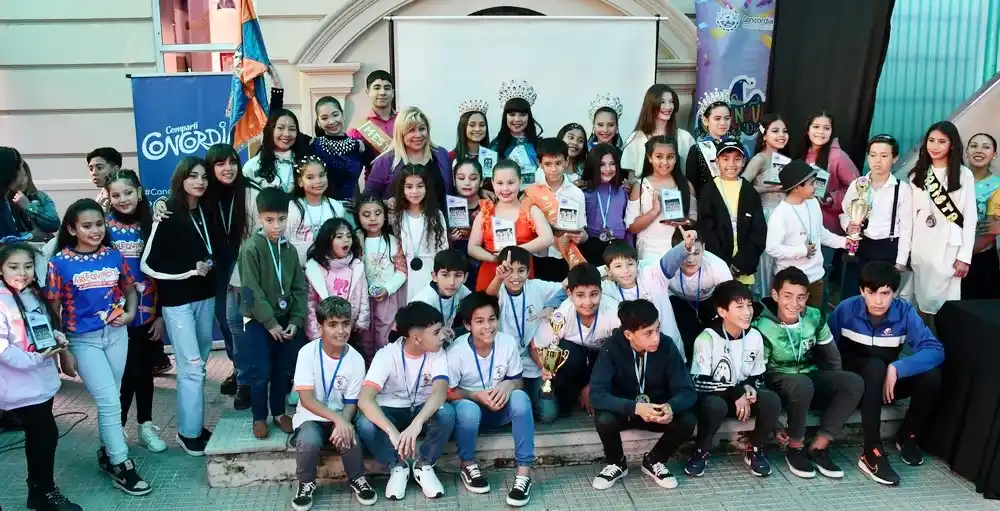 Con emoción y alegría se entregaron distinciones a las figuras de Pequeños Duendes