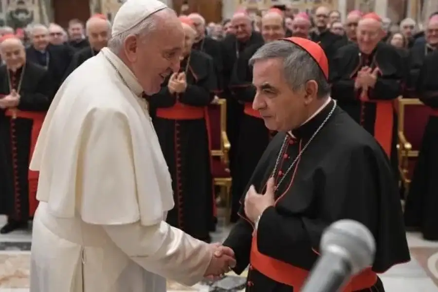 El cardenal italiano Ángelo Becciu y Francisco</p><p>