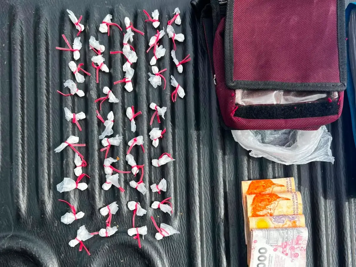Un joven fue detenido con más de 40 envoltorios con cocaína en barrio Vía Honda