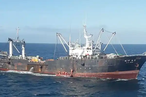 Capturaron un buque surcoreano pescando ilegalmente en la costa de Chubut