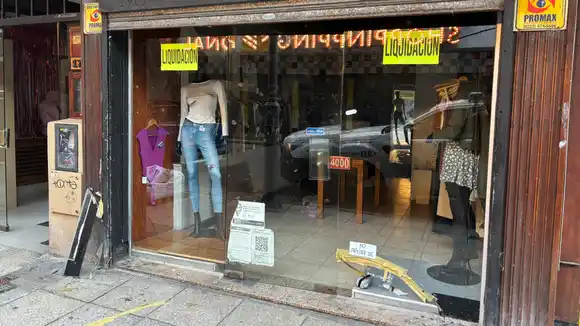 Delincuentes irrumpieron en un comercio de ropa en el centro de Mar del Plata