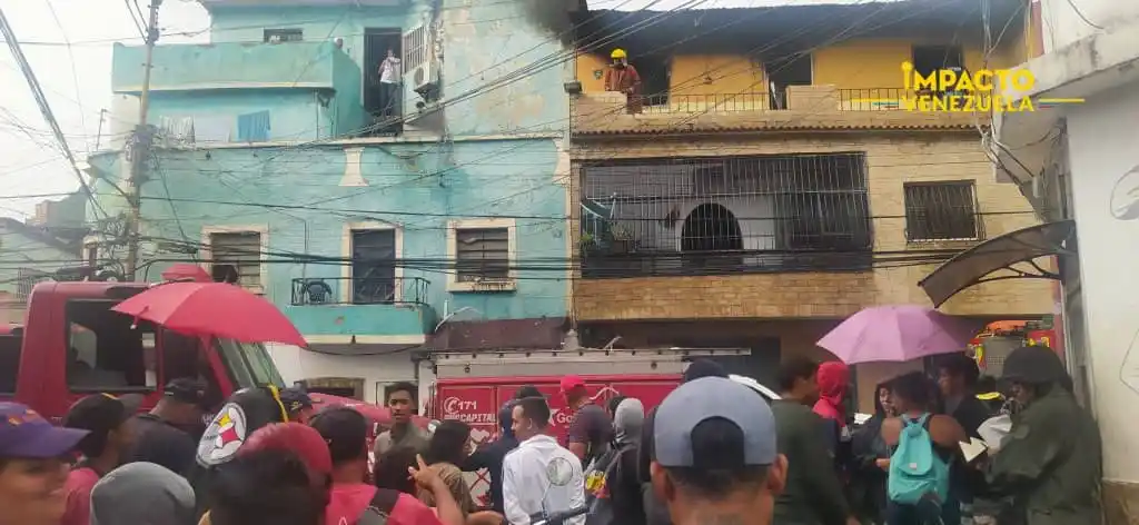 SE QUEMAN dos viviendas en La Vega este #30May