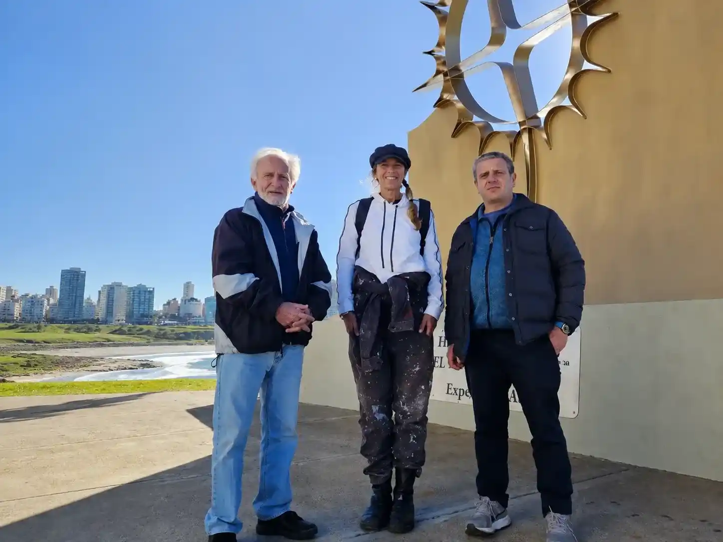 Alfredo Barragan, Costanza Addiechi y Domingo Contessi en el Monumento Atlantis. Foto: IG @costanza.addiechi