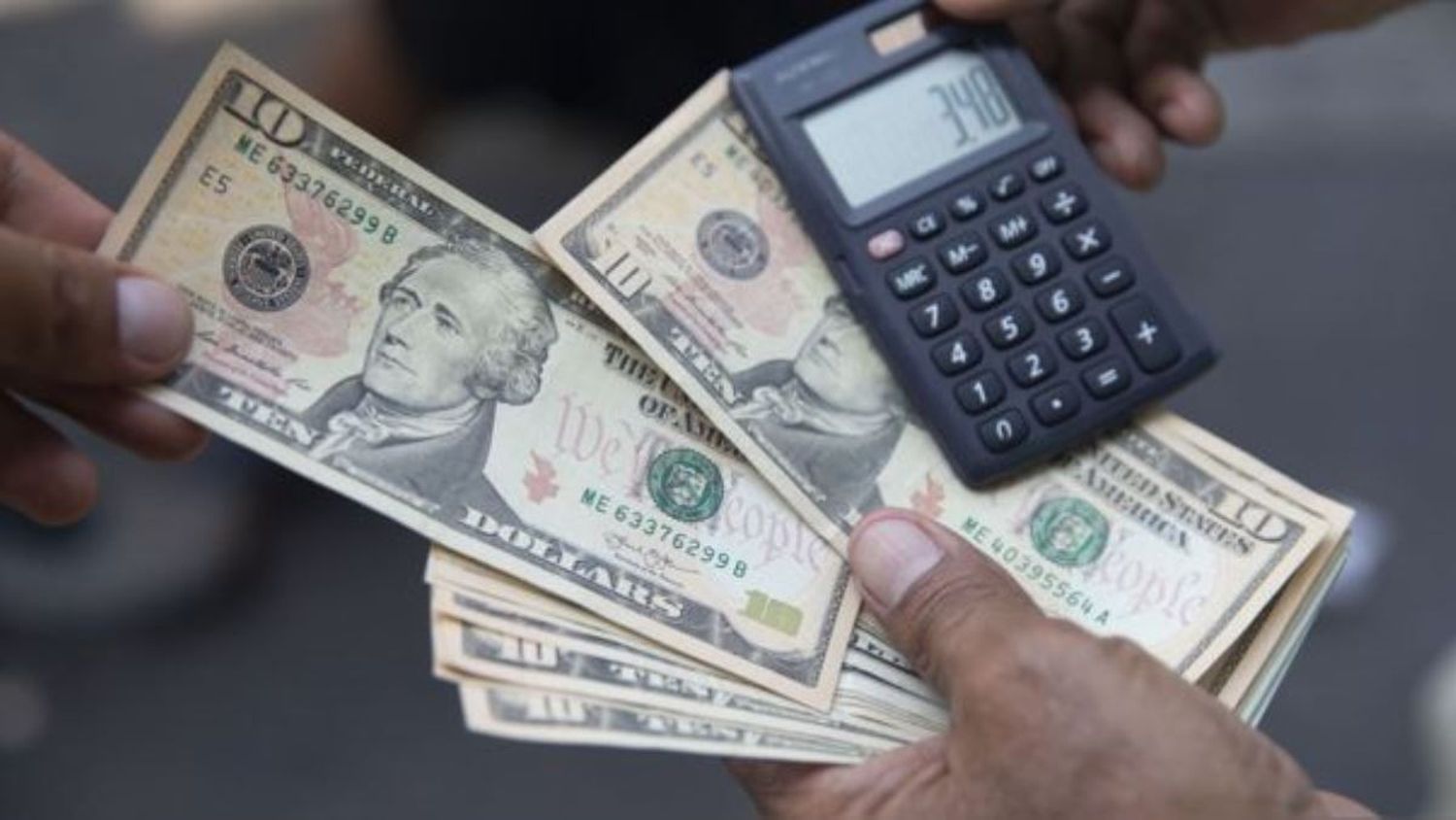 ¡INCONTENIBLE! «Dólar criminal» superó la barrera de los 22 bolívares