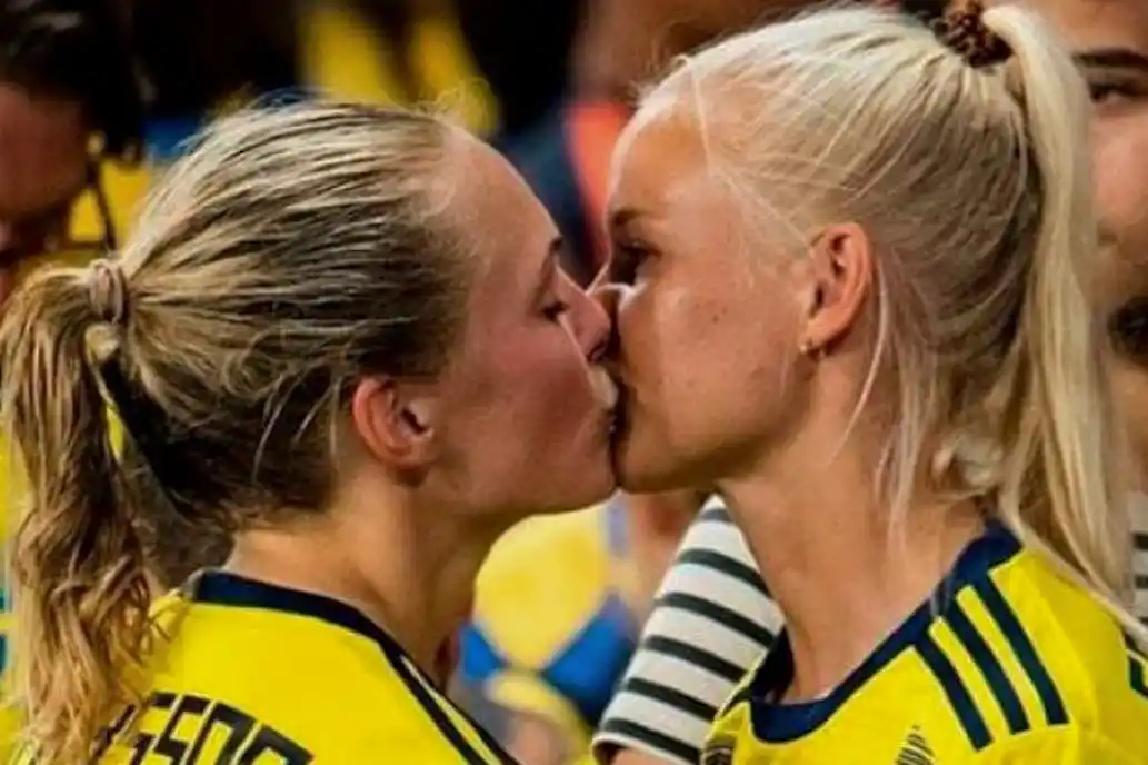 Mundial femenino: la historia detrás del romántico beso entre dos jugadoras suecas