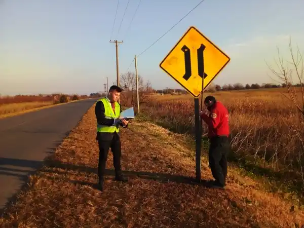 Colocación de señales de tránsito en el camino de Circunvalación de la laguna de Chascomús