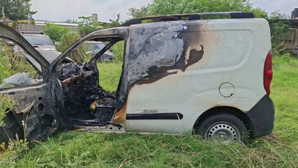 Trágico accidente en 9 de Julio: padre e hijo fallecen tras impactar la furgoneta en la que circulaban contra un árbol