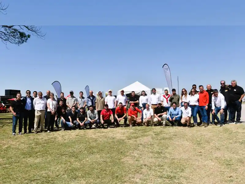 La unión hace la fuerza. Los equipos de trabajo de las cinco empresas acercaron las novedades al productor.