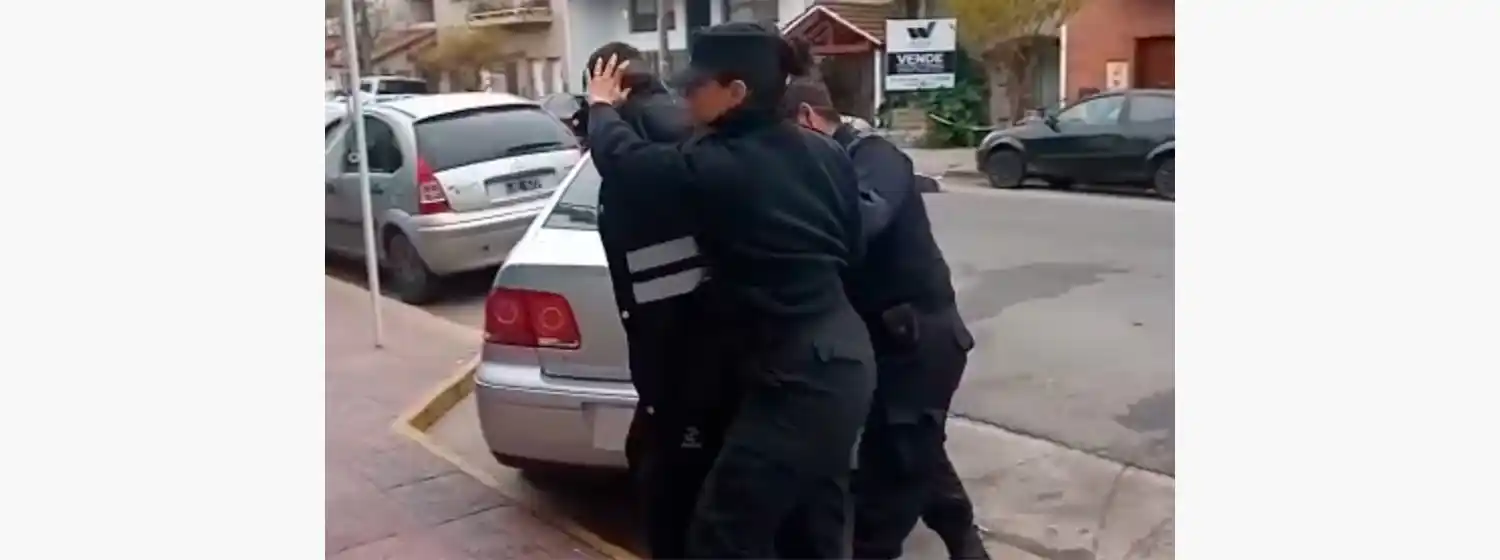 Violentó cerradura y se acostó a dormir en el hall de edificio de Plaza Mitre