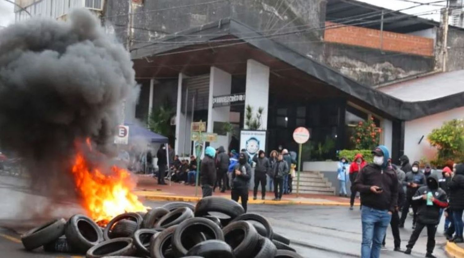 Tensión en Misiones por reclamos salariales: la Policía de Posadas se acuarteló y los docentes cortaron la Ruta 14