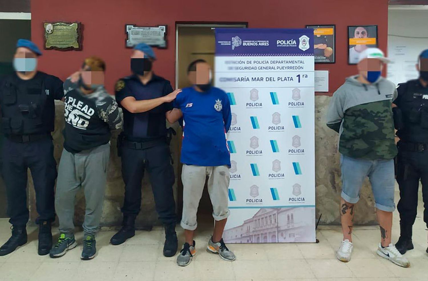Los descubrieron cuando estaban por robar celulares de un comercio del centro