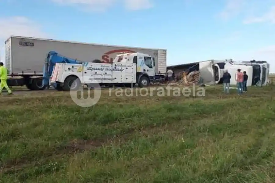 Volcó un camión que transportaba golosinas y los vecinos intentaron saquear la mercadería