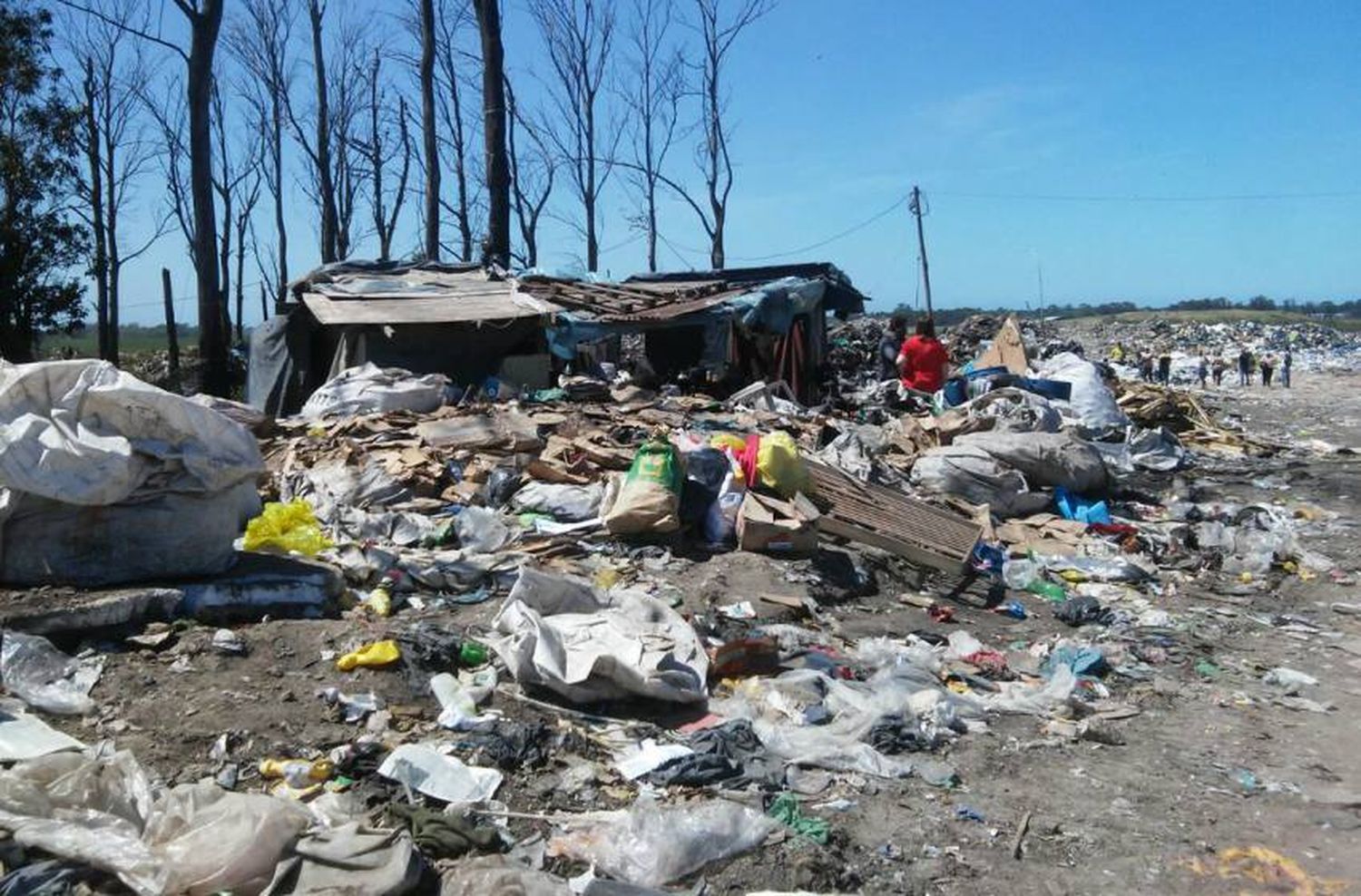 De forma sorpresiva, Vidal visitó el basural y habló con recicladores