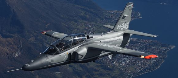 Leonardo certifica el entrenador básico M-345: performance de jet, costo de turboprop