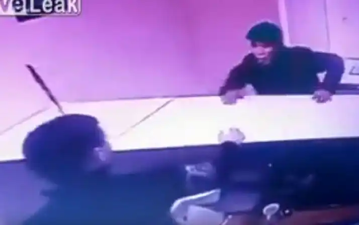 Video: persiguió a su atacante con un cuchillo clavado en la cabeza