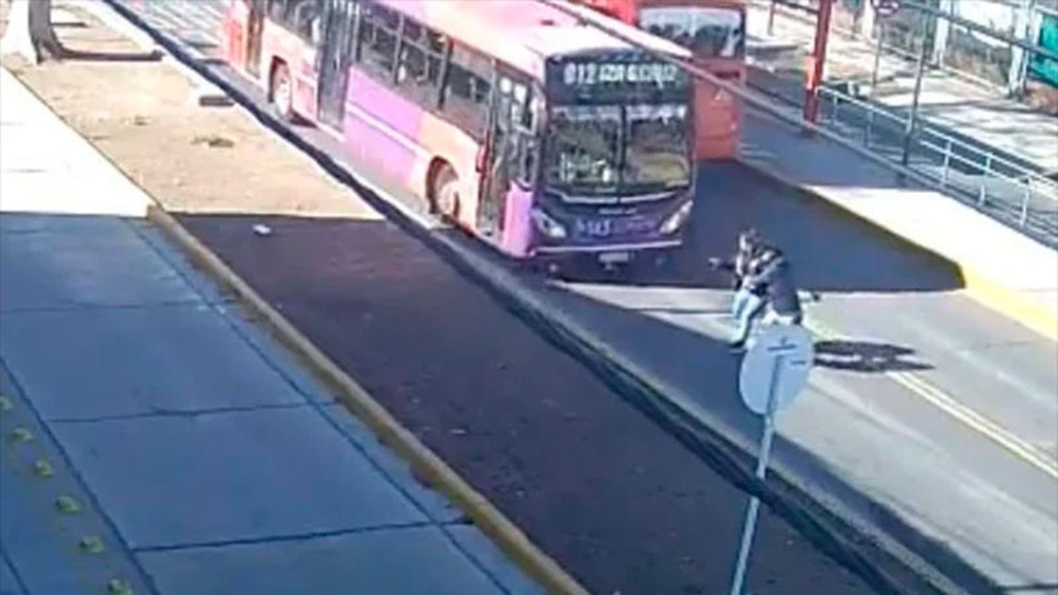 Un colectivo atropelló a una pareja que cruzaba la calle a mitad de cuadra