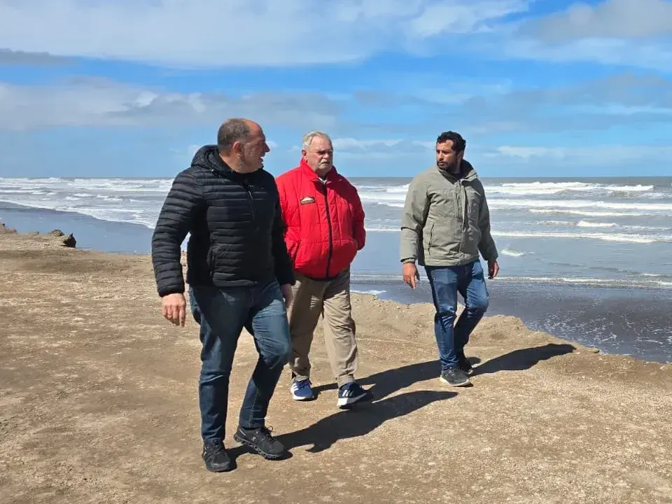 Pablo Garate recorriendo Claromecó junto a Héctor Poggi y a Nicolás Felipe tras el último temporal