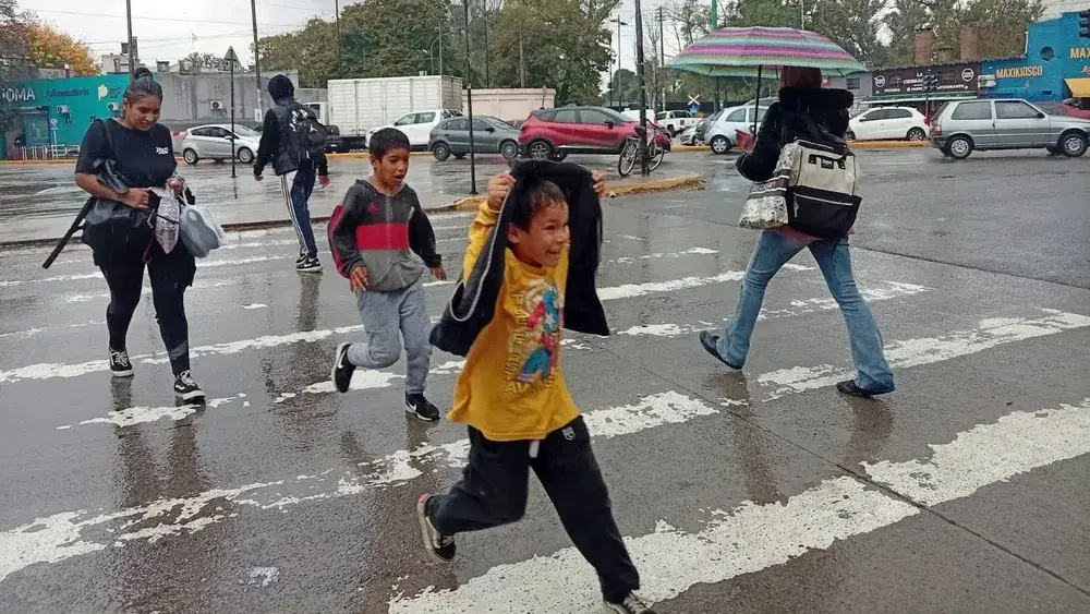Emiten alertas naranja y amarilla por tormentas fuertes en la provincia de Buenos Aires