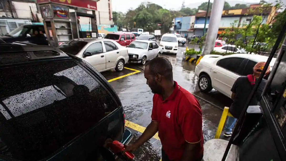 ¿ACABARÁ CON LAS COLAS? ASÍ LA EXONERACIÓN DE IMPUESTOS ayudará a aliviar demanda de gasolina