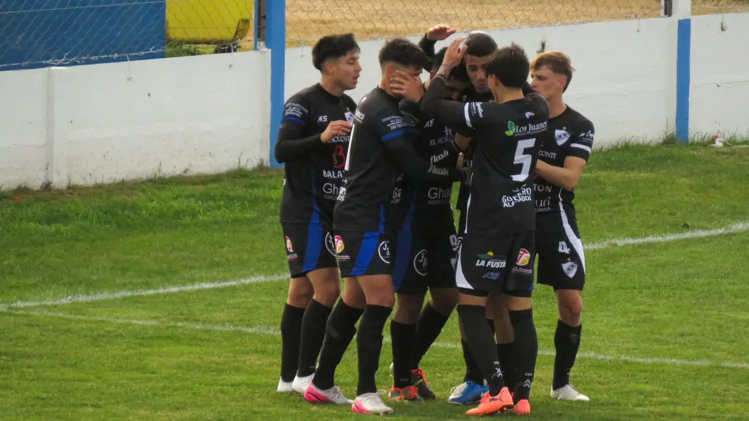Festejo. Independiente San Cayetano ganó y volvió a la cima