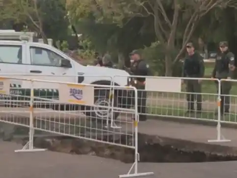 Se abrió un socavón en una calle de la zona sur