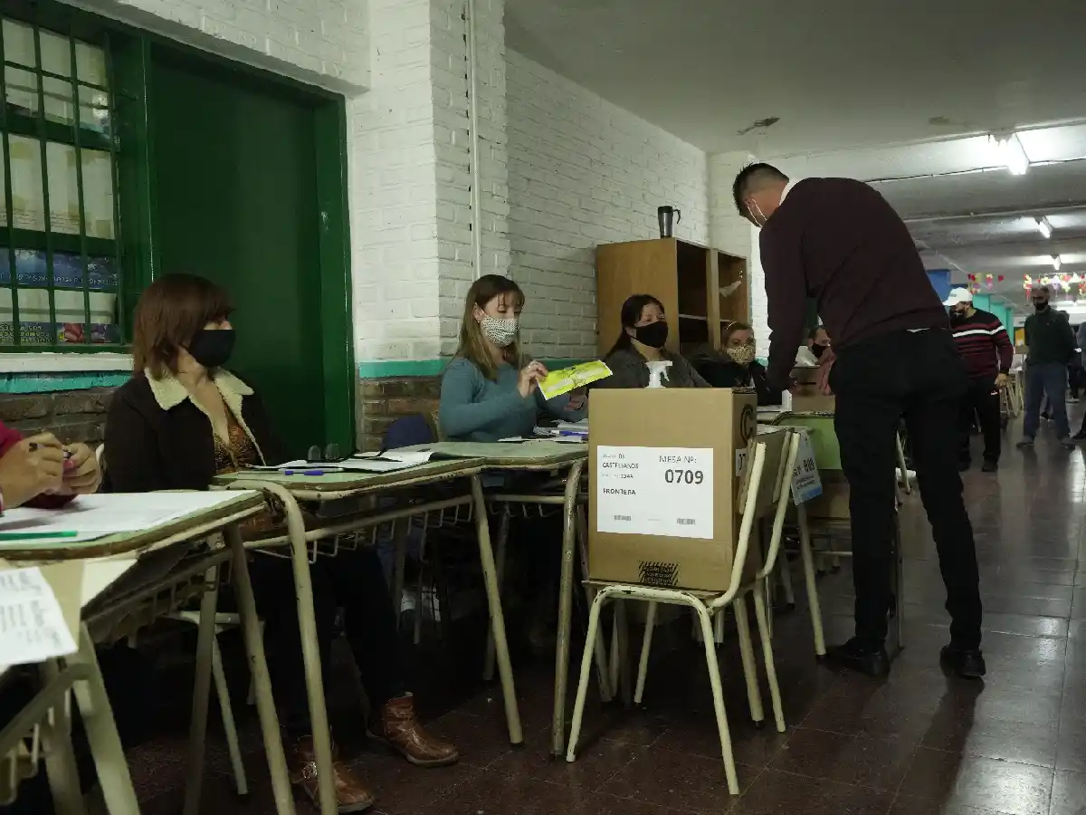  Los santafesinos renuevan autoridades municipales y comunales     