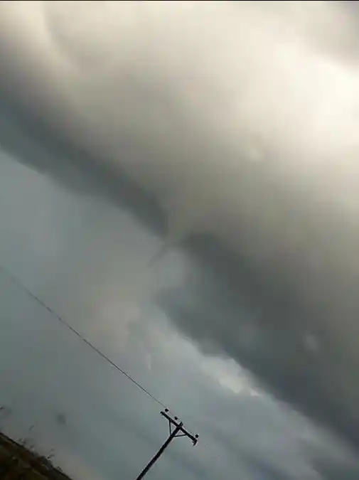 Impactante video: Filmaron un principio de tornado en Quequén