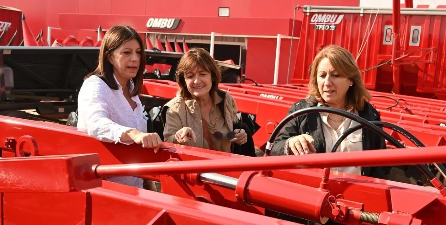 Clara García visitó la 30ª edición de Agroactiva en Armstrong junto a Mónica Fein.