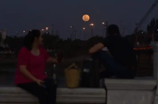 La superluna de Esturión desde la costanera santafesina. Crédito fotos: Manuel Fabatía