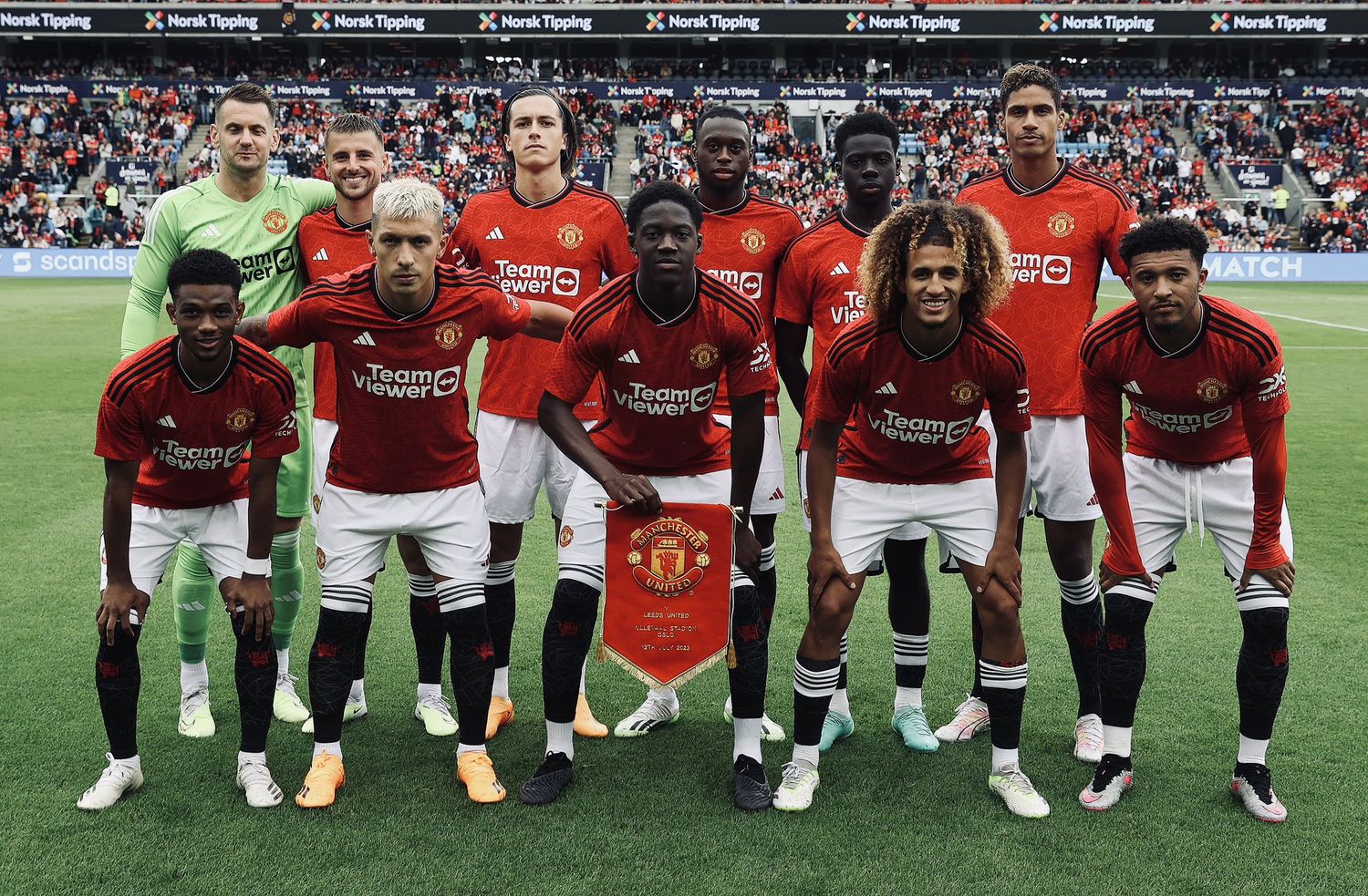 Lisandro Martínez volvió de la lesión y jugó un amistoso en Manchester United