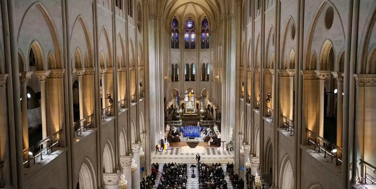 Así luce Notre Dame este sábado en la ceremonia. Crédito: Thibault Camus/Reuters
