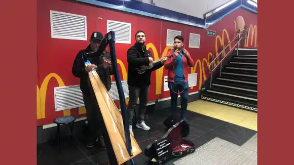 Así el arpa, cuatro y maracas CONQUISTAN MADRID: la historia de 3 venezolanos unidos por la música llanera