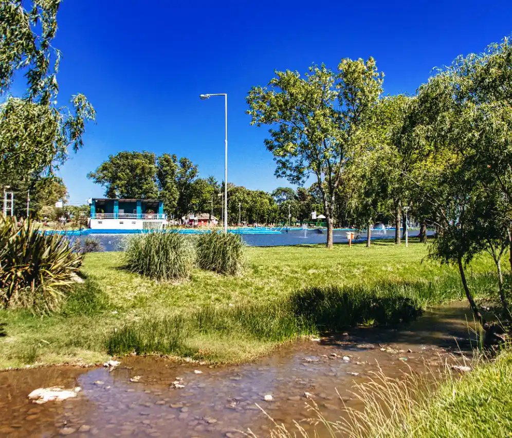 El Balneario Municipal “Eduardo Baraboglia”, ubicado a tres kilómetros de la ciudad, en las orillas del Arroyo Salado, es el patrimonio natural turístico más destacado del distrito.