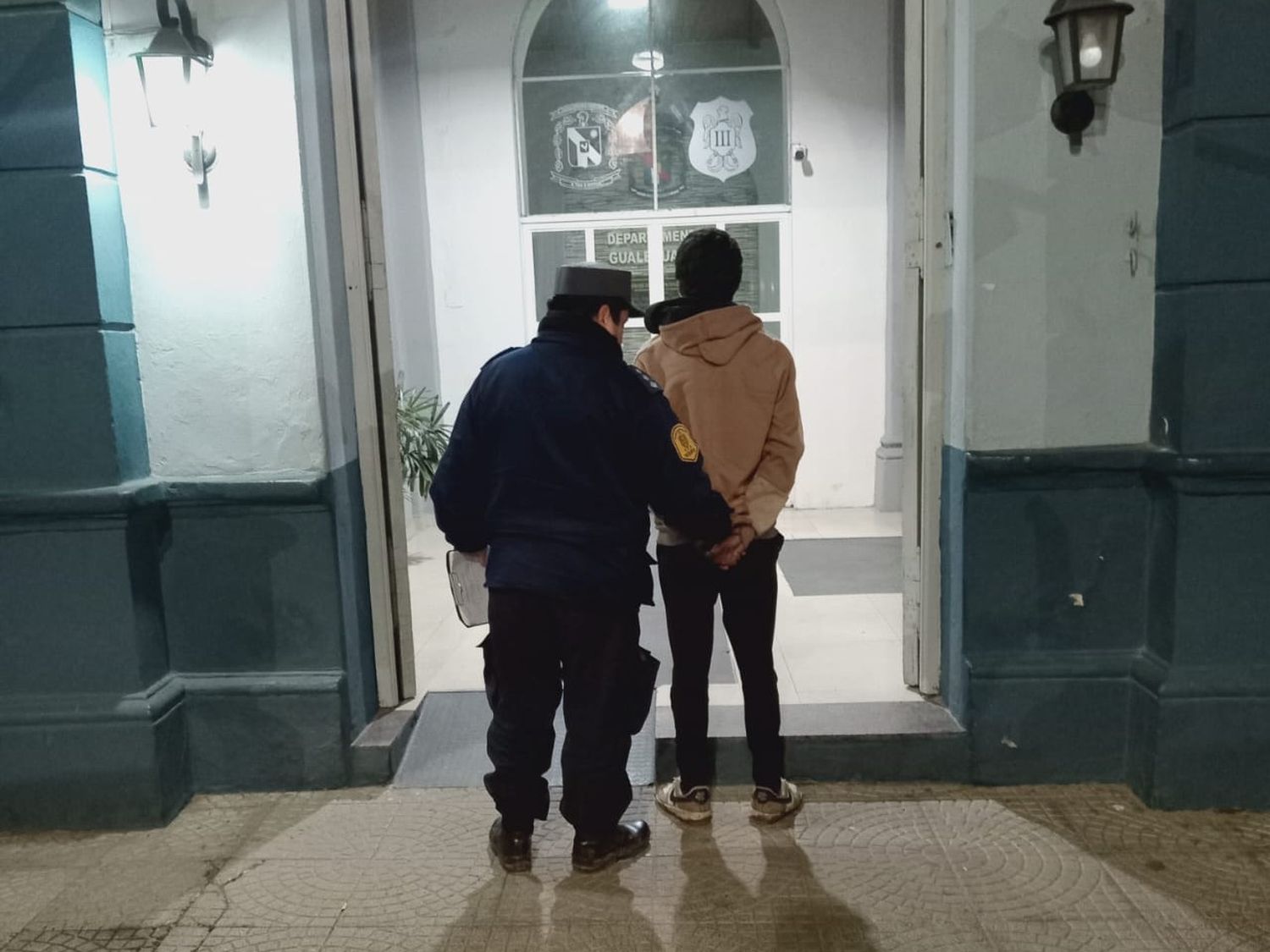 Tenía que estar cumpliendo arresto domiciliario pero andaba caminando por la calle