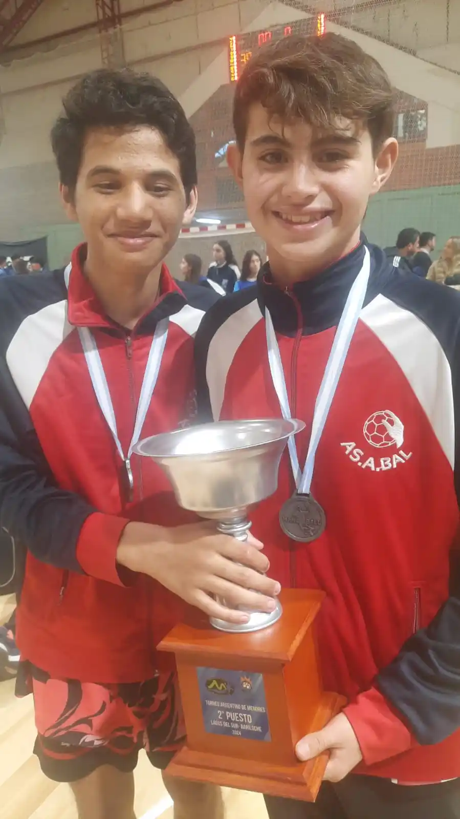 Domenez y Carron, los tandilenses integrantes del plantel subcampeón.
