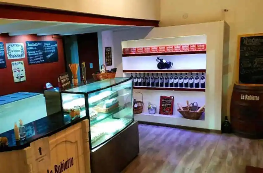 Motochorros asaltaron una fábrica de pastas a plena luz del día en barrio Industrial: «El recurso policial es escaso»