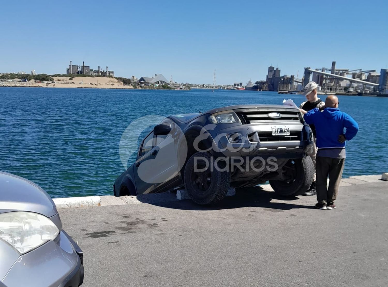 Una camioneta se cayó de la Escollera